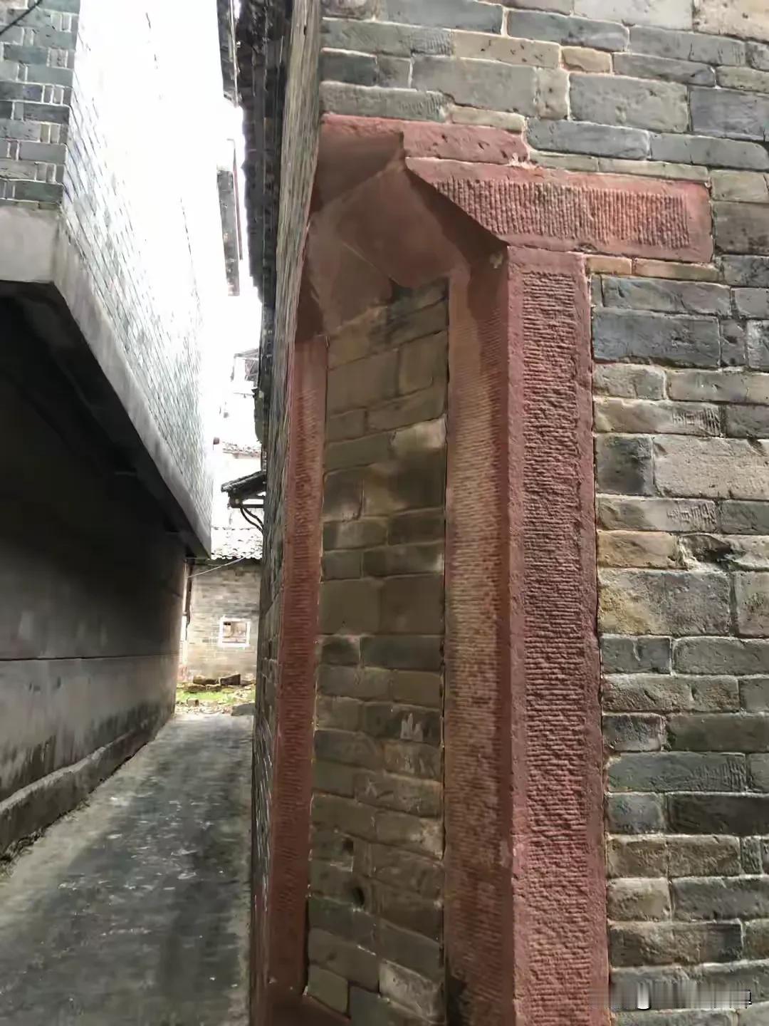 传说中的“拐弯抹角”古建筑，在转角巷口直角墙做的导角处理。既扩展了巷角的空间，又