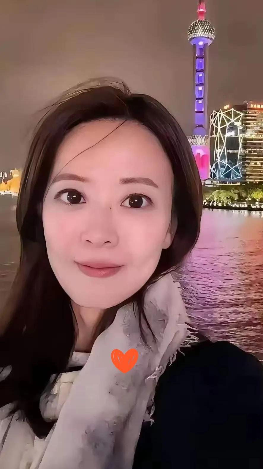 国民党发言人江怡臻这一举动，真的暖到人心！
从人民大会堂带回四支铅笔，看似小事一