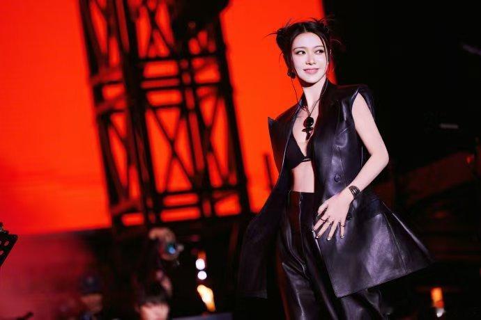 薛凯琪现场教观众儿化音 薛凯琪现场互动超有梗，教观众说儿化音“出来玩儿”，可爱又