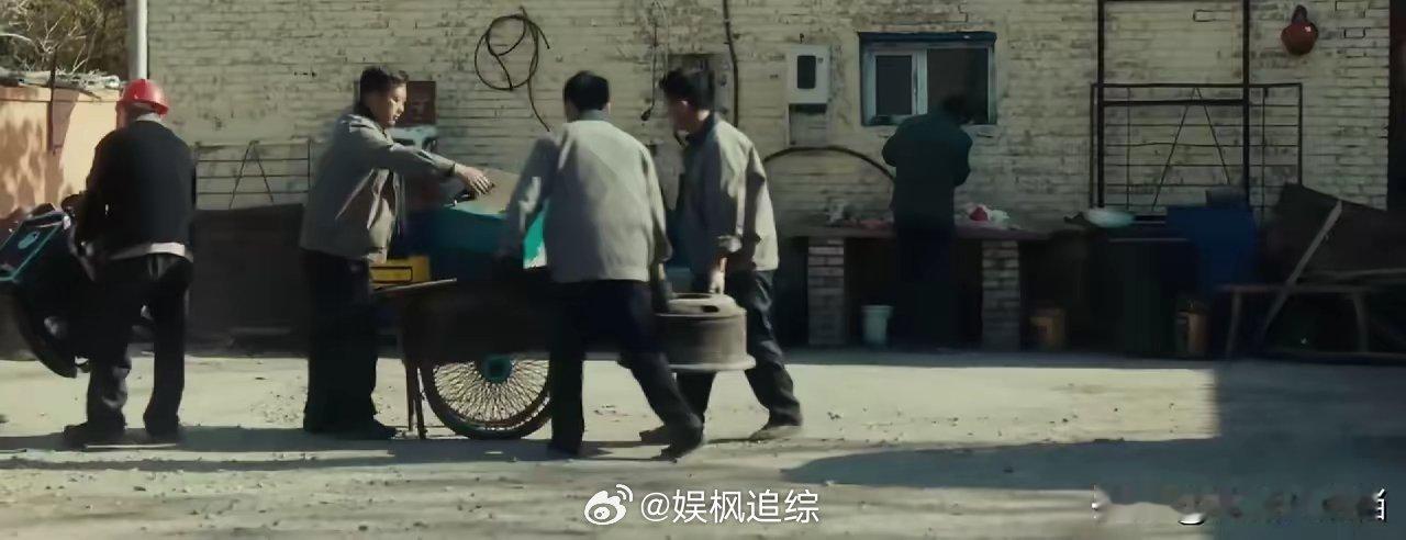 《风中的火焰》二叔出场，确实够猛的，宰羊生吃羊肝那段，能吓跑不少人，可惜剧还是太