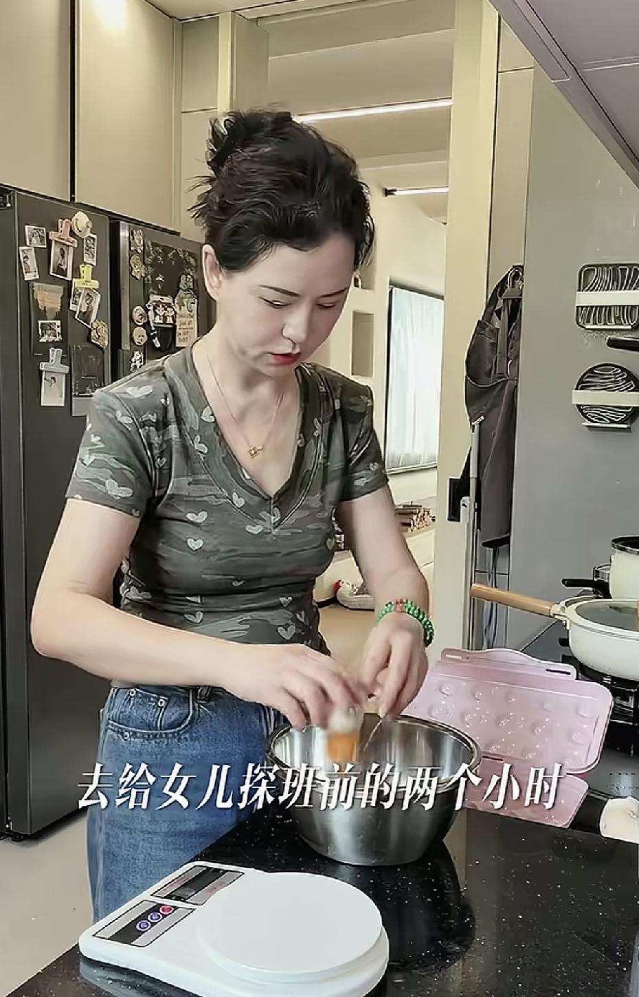 张予曦妈妈太漂亮了，比张予曦还漂亮！

都说张予曦颜值能打，看完她妈妈探班的视频
