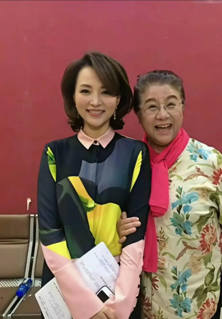 董卿真是一代才女，美貌与智慧并存，气质与高雅兼备。期待董卿回到春晚