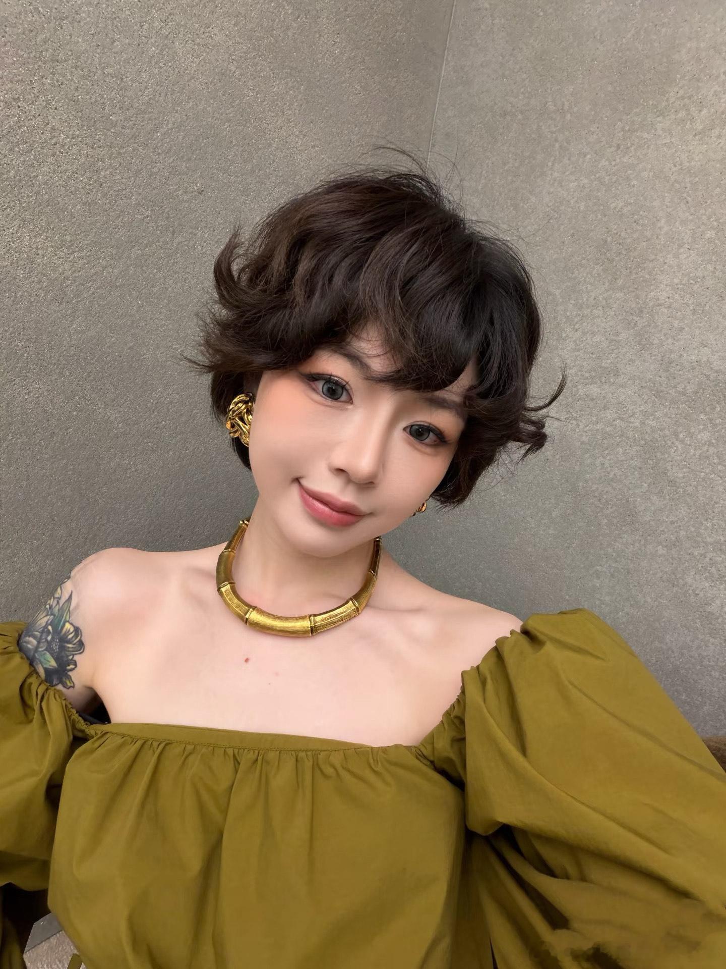 Y*L绿色一字肩上衣，轻薄柔软面料，穿着超舒适！一字肩+松紧褶皱设计，袖口绑带可