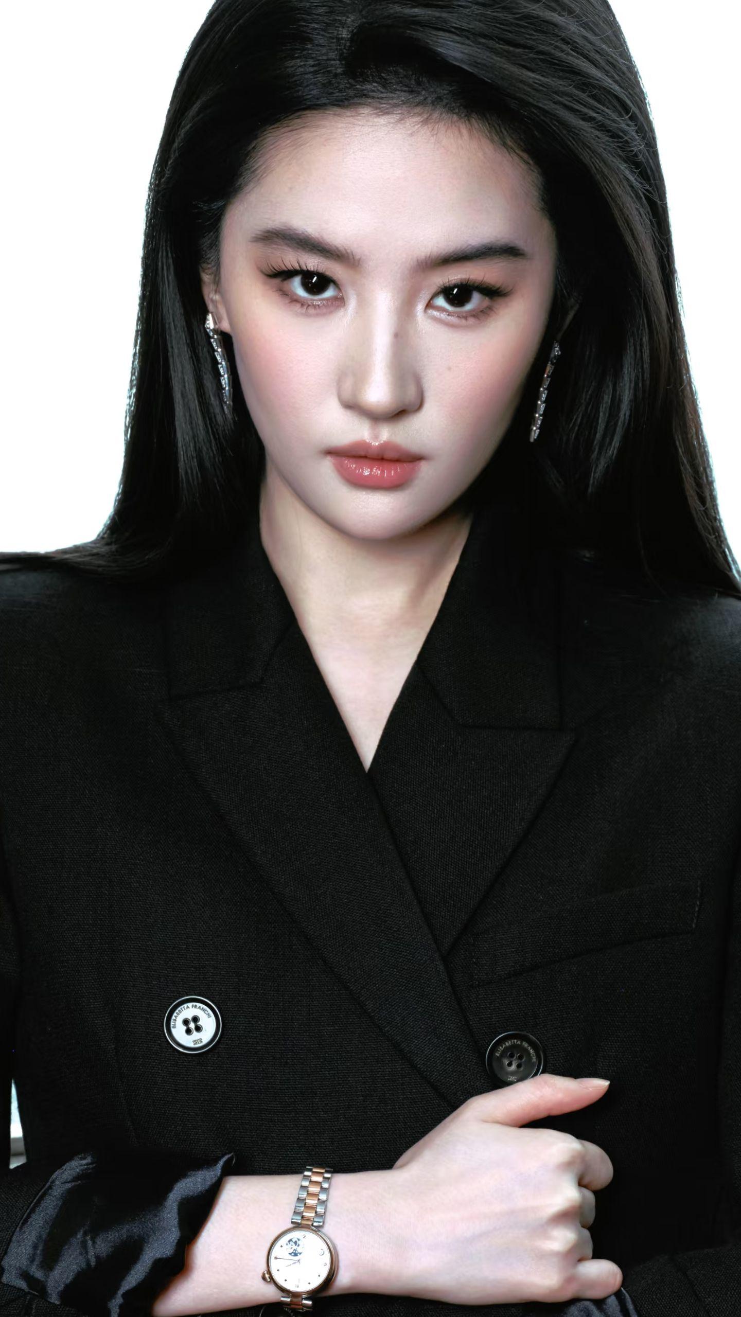 女孩大胆往前走，世界就在脚下。