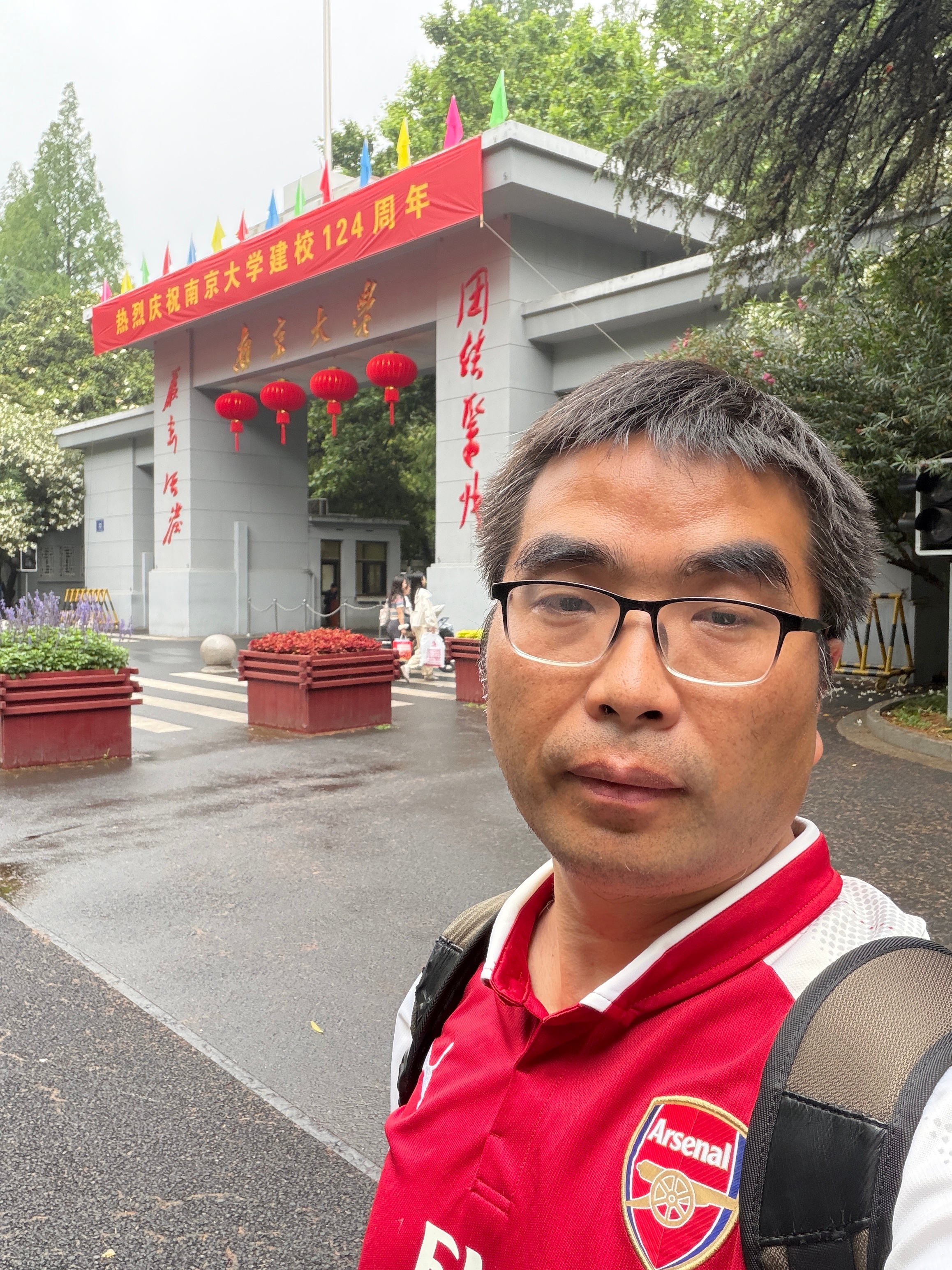 校园转了下，下午参加活动。在图书馆，闻着浓浓的书香，一种想流泪的感觉。。 