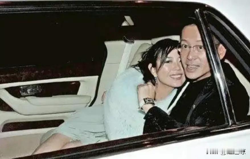 对于豪门来说，许晋亨算是优质男了，帅气多金不说还温和，年轻时的他最不缺的就是投怀