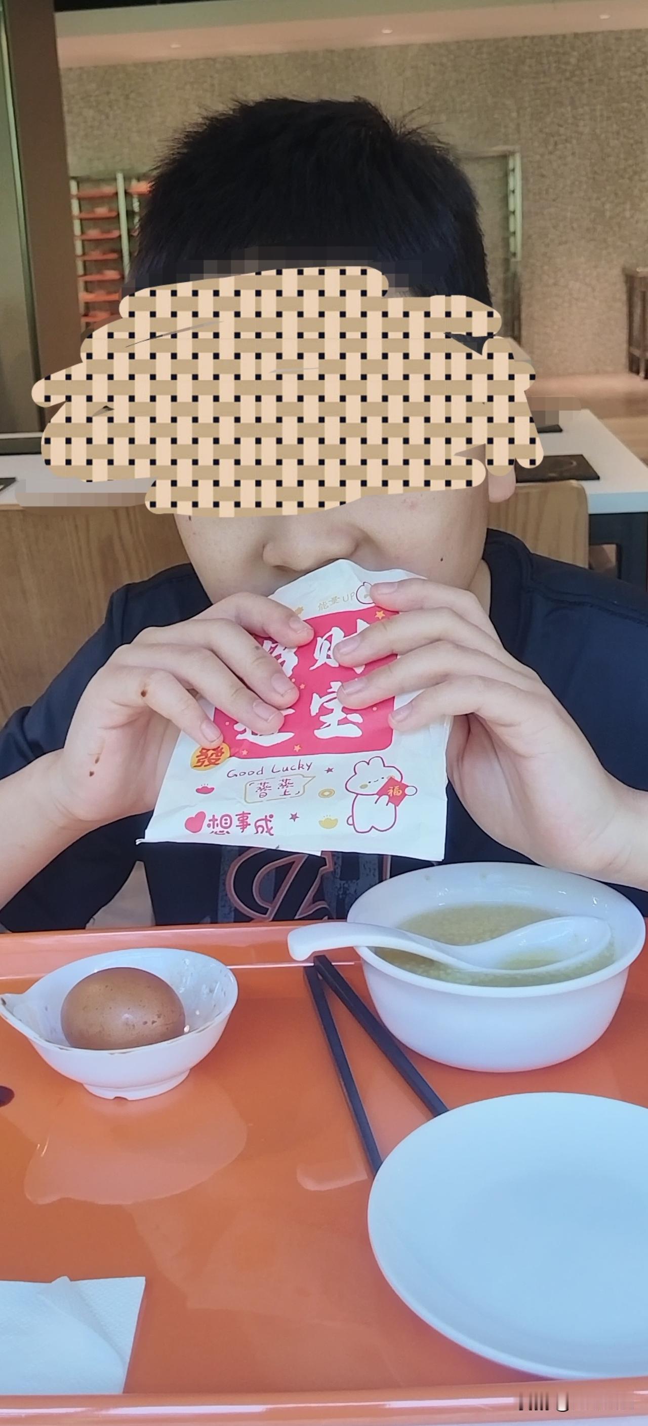 小小年纪全年无休，要么上学要么上班。
跟着我上班的第三天了，总体来说表现还可以，