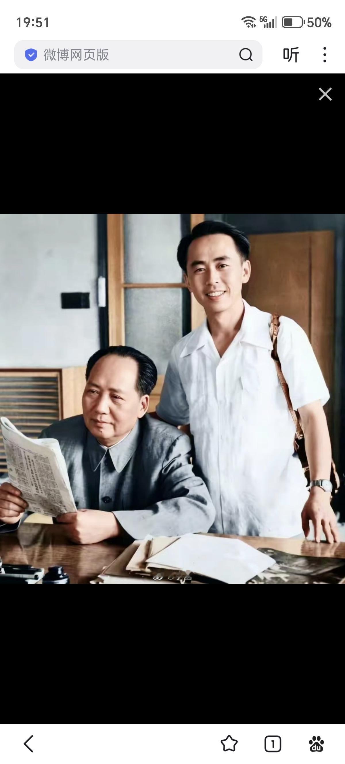 毛主席在坐着看报纸，旁边的男士是谁呀？就这么靠着主席，一点也不生分，好像老熟人了