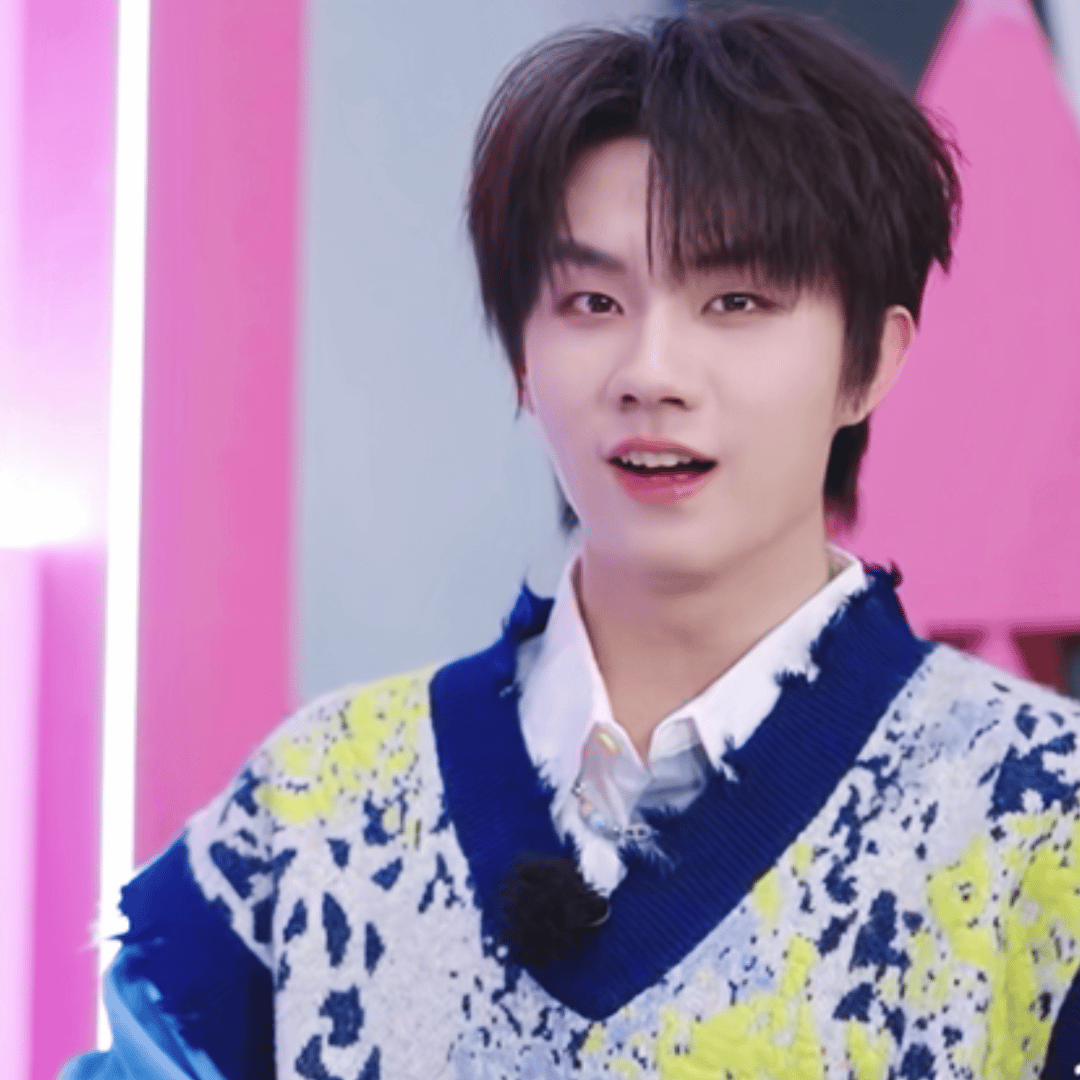 徐明浩被张子墨整没招了张子墨选的表情够厉害，徐明浩瞬间没招，小嘴微撅的样子挺逗。