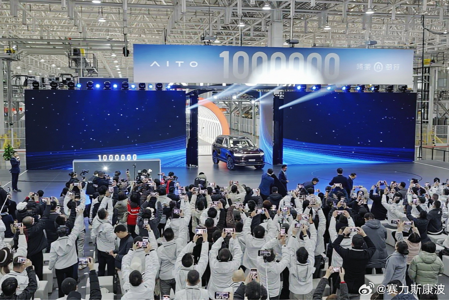 很高兴今天见证了问界跨界融合新模式的首个百万下线。2021年底赛力斯与华为正式推