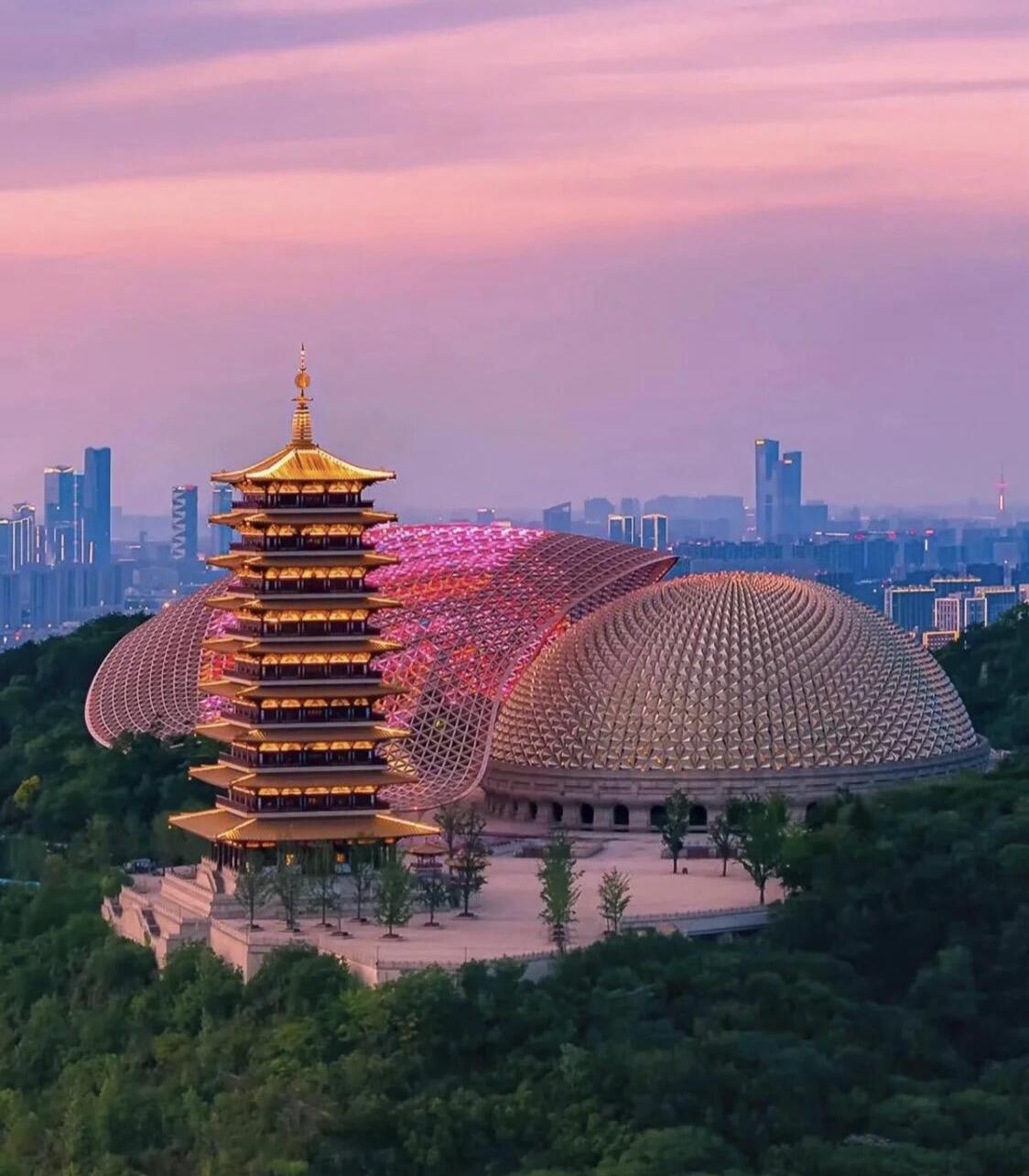 刚走出牛首山景区，坐在台阶上吹着晚风，心里攒了一堆游玩的槽点，不吐不快。
出发前