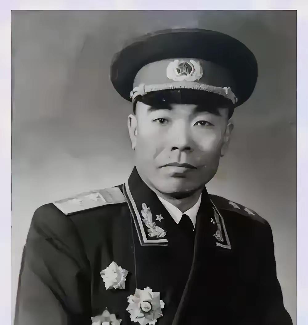 1948年，曾泽生率两万六千人在长春起义，蒋介石气得发疯，当即密令宪兵抓走了他的