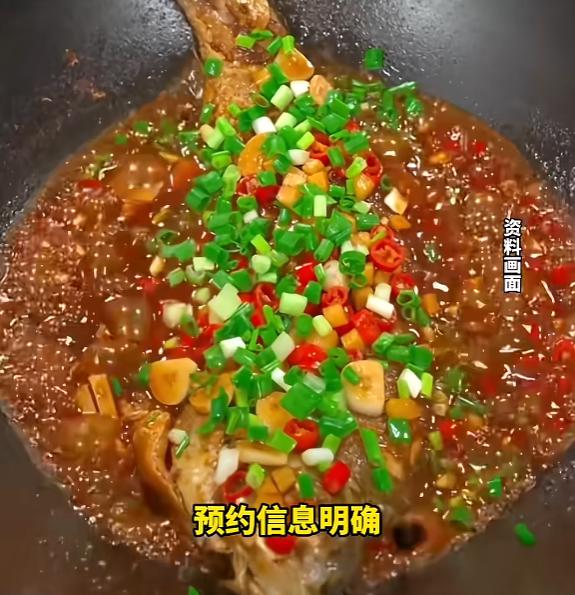 “太离谱了！”5月20日报道，江苏镇江，顾客用AI预约餐厅，AI显示预约成功，顾