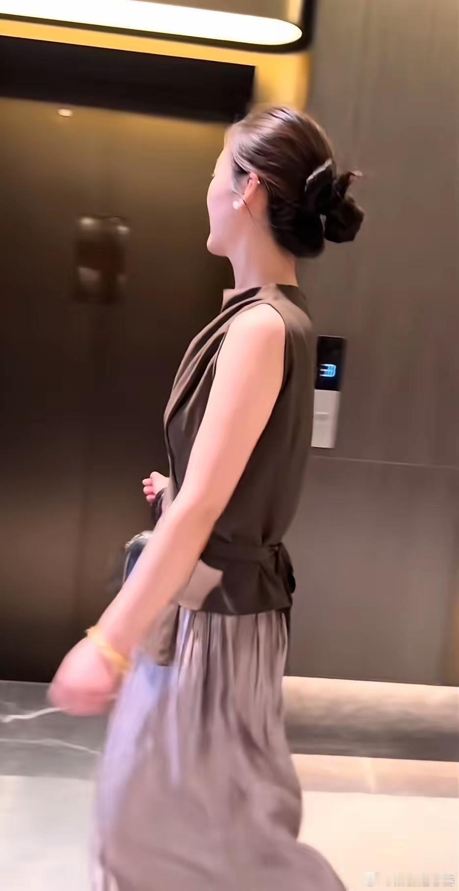陈亚男，如今成了阔太太一般！这状态，真应了那句“人逢喜事精神爽”！刚订完婚就频频