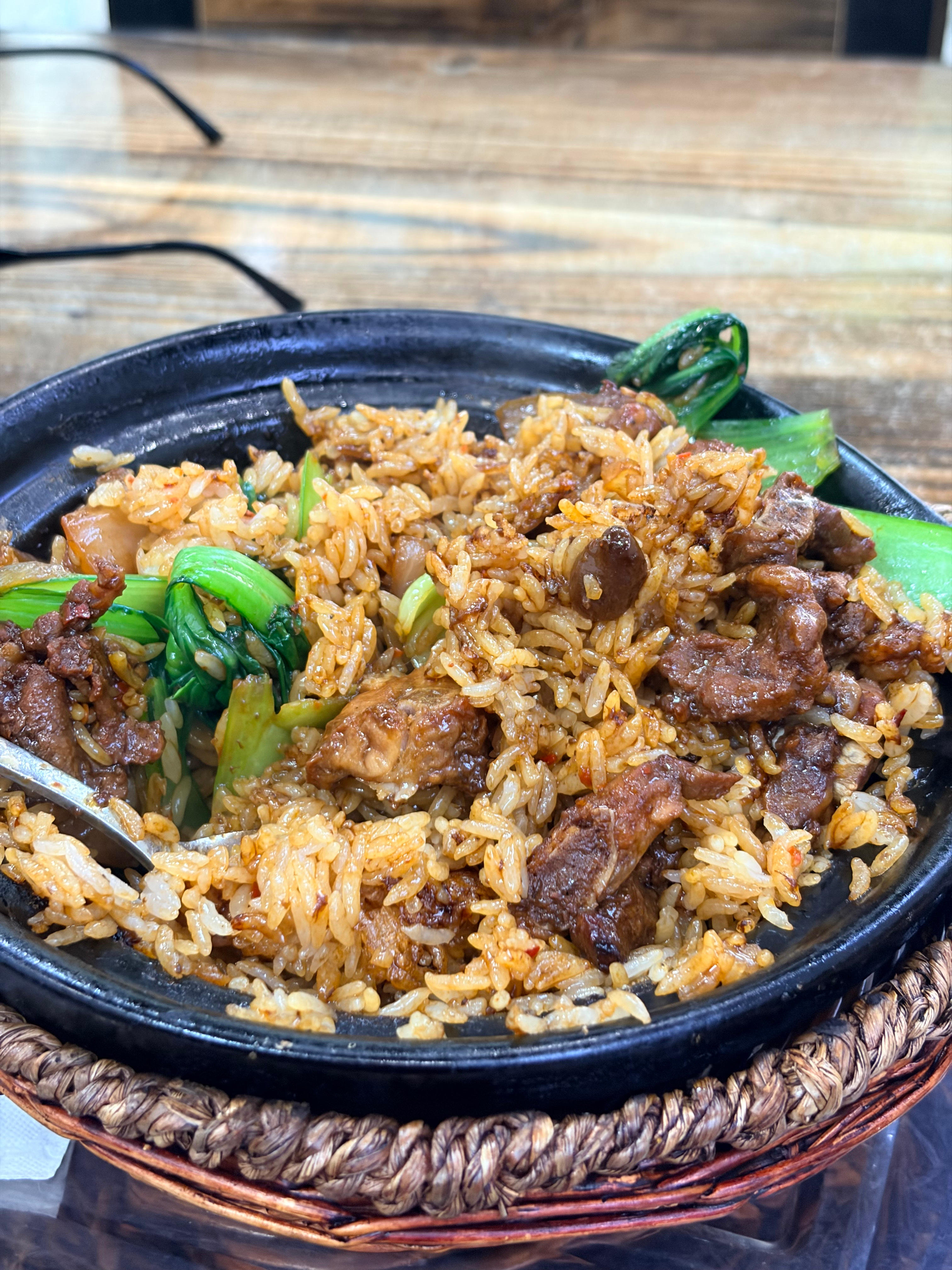 取完车就顺路吃了一家搜到的煲仔饭！果然还是带锅巴的好吃一些(๑´ڡ`๑) 