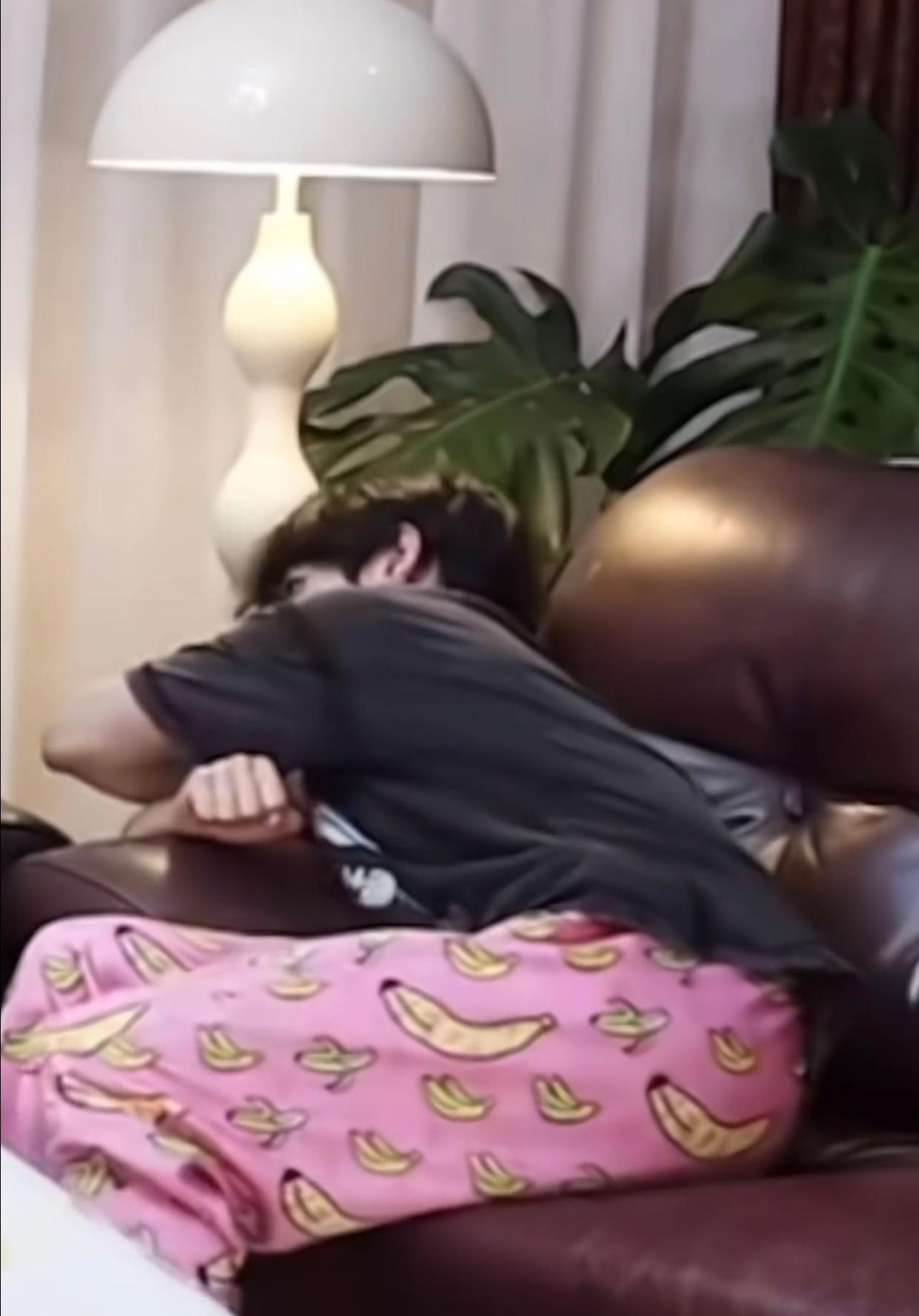 居然看到有新粉不懂我们为啥对这套香蕉睡衣这么亢奋[泪奔]图2的娃衣就是图1朱志鑫