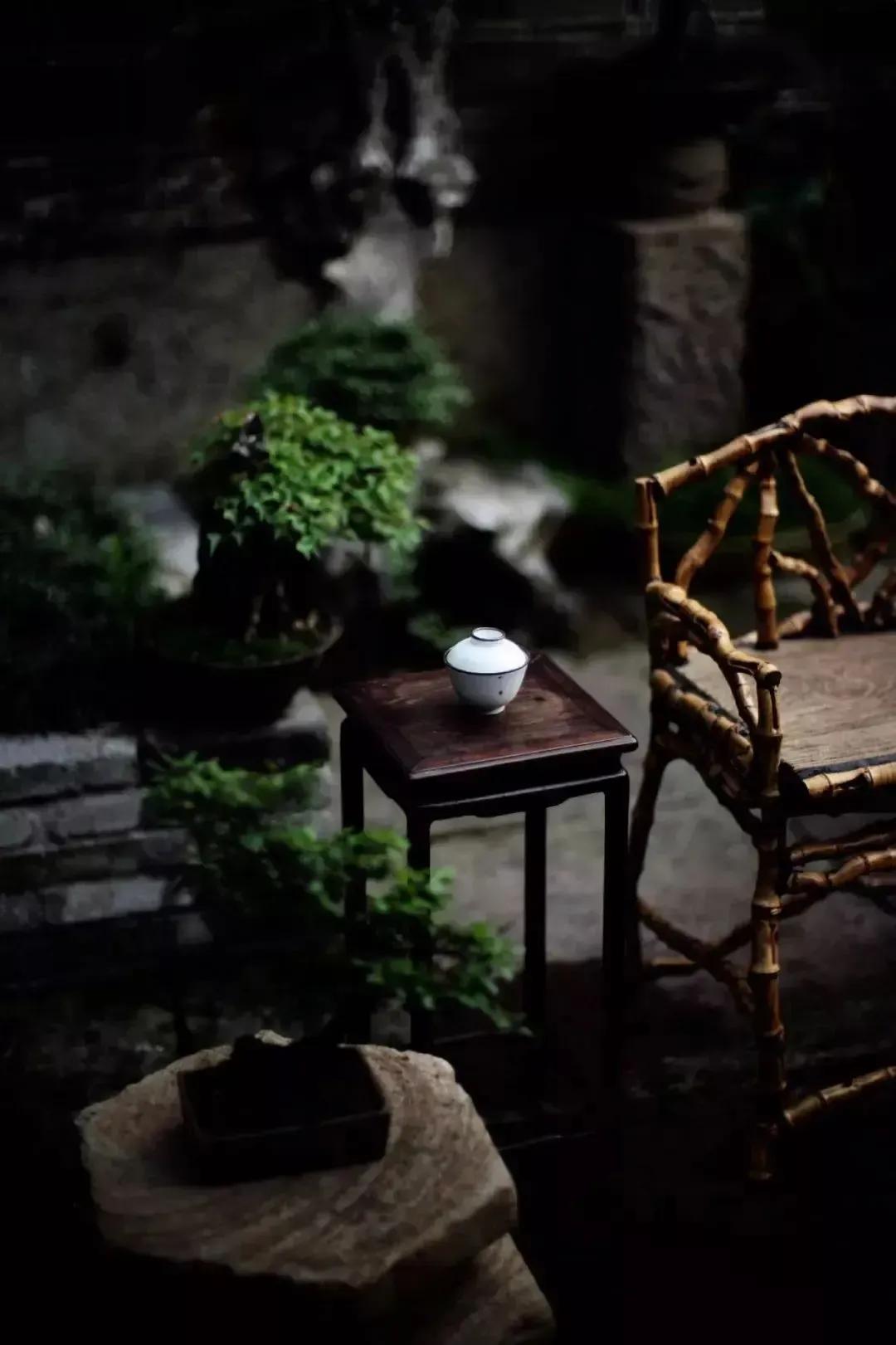 这一杯盖碗茶，是等谁来？
如果是一个人品茶，在深夜里，没有人陪伴的时光，
会不会