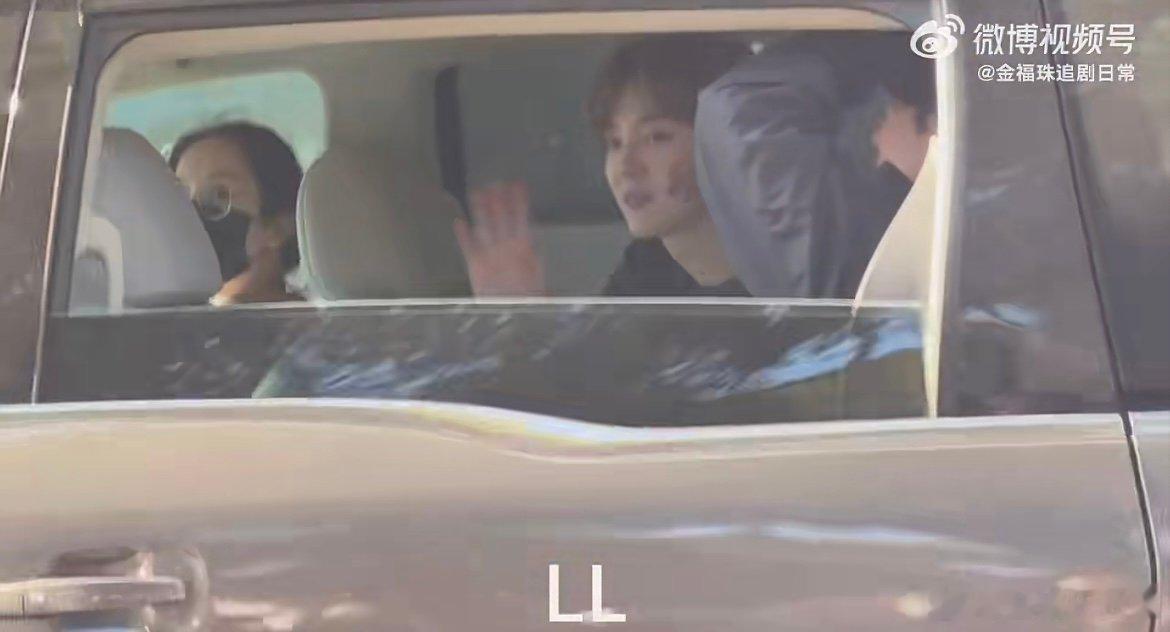 鹿晗小猫脸 谁能拒绝脸颊带印的小猫鹿！五哈路透里鹿晗摇窗宠粉，软乎乎的小猫脸造型