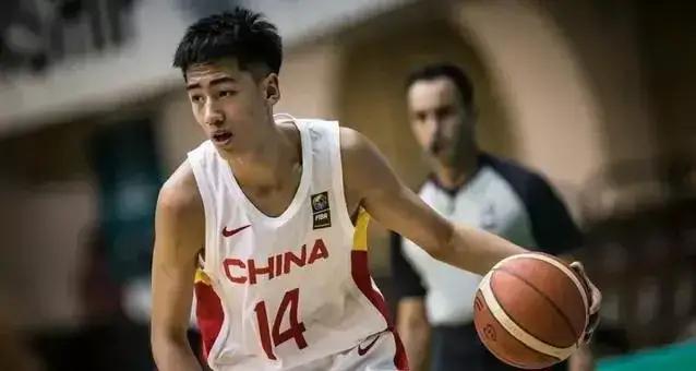 建议辽宁男篮小刘总可以操作一笔交易，或者用现金购买。
用鄢手琪或者俞泽辰作为筹码