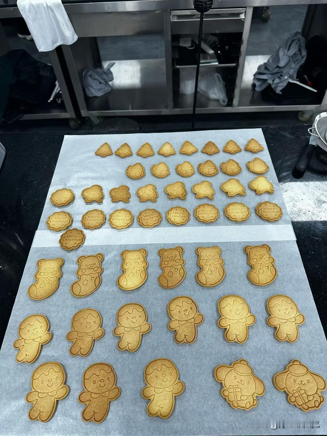 表妹做的姜饼人饼干🍪简直太棒了👏根本不忍心下口姜饼制作 姜饼屋蛋糕 圣诞树姜