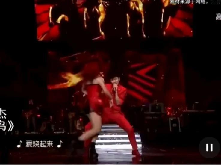 张杰边歌边舞很是拙劣

刷到了张杰郑州演唱会视频，其中他和打扮妖艳性感舞伴边歌编