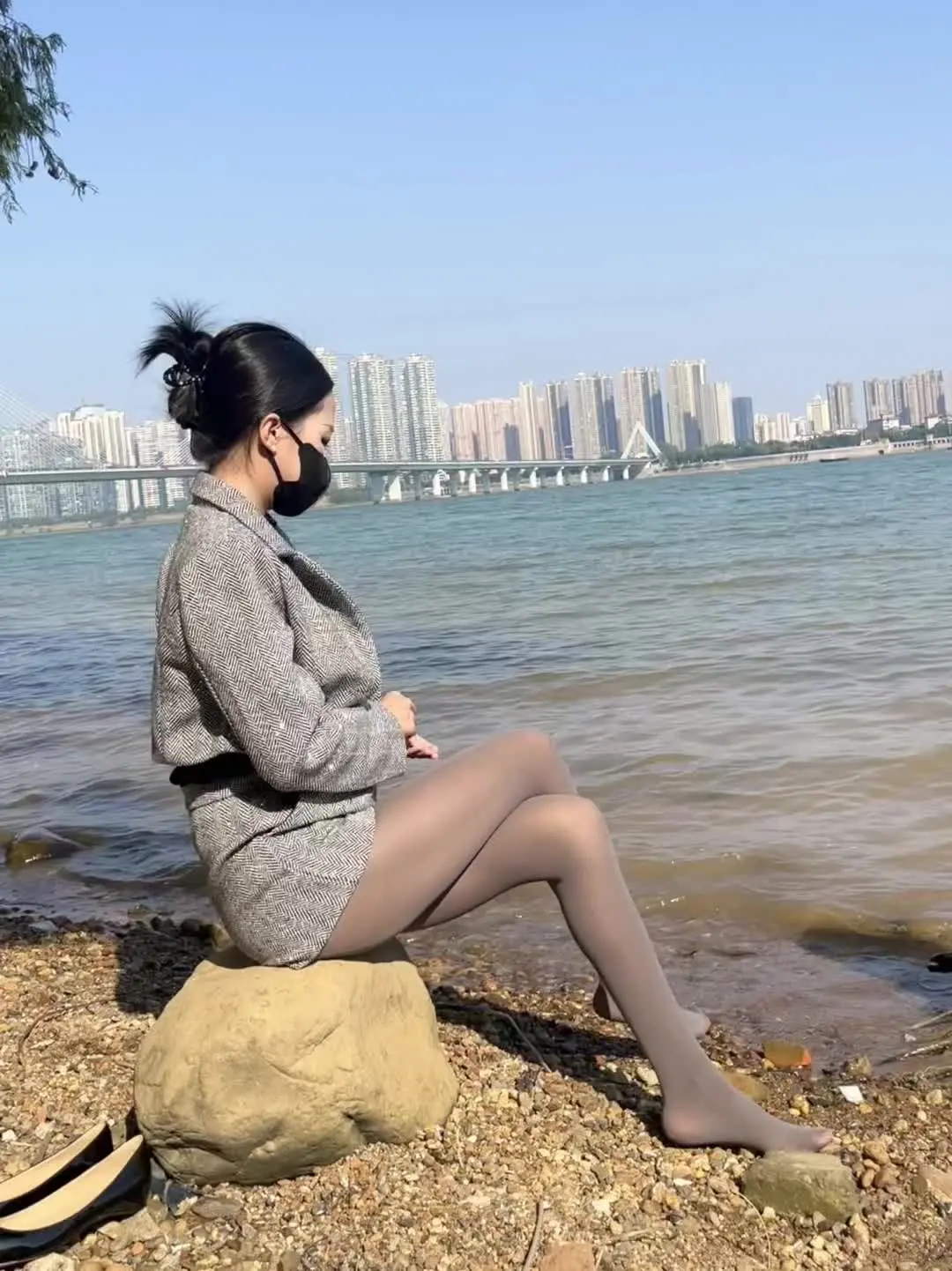 下河抓鱼 我在情感上的愚钝就像是门窗紧闭的屋子