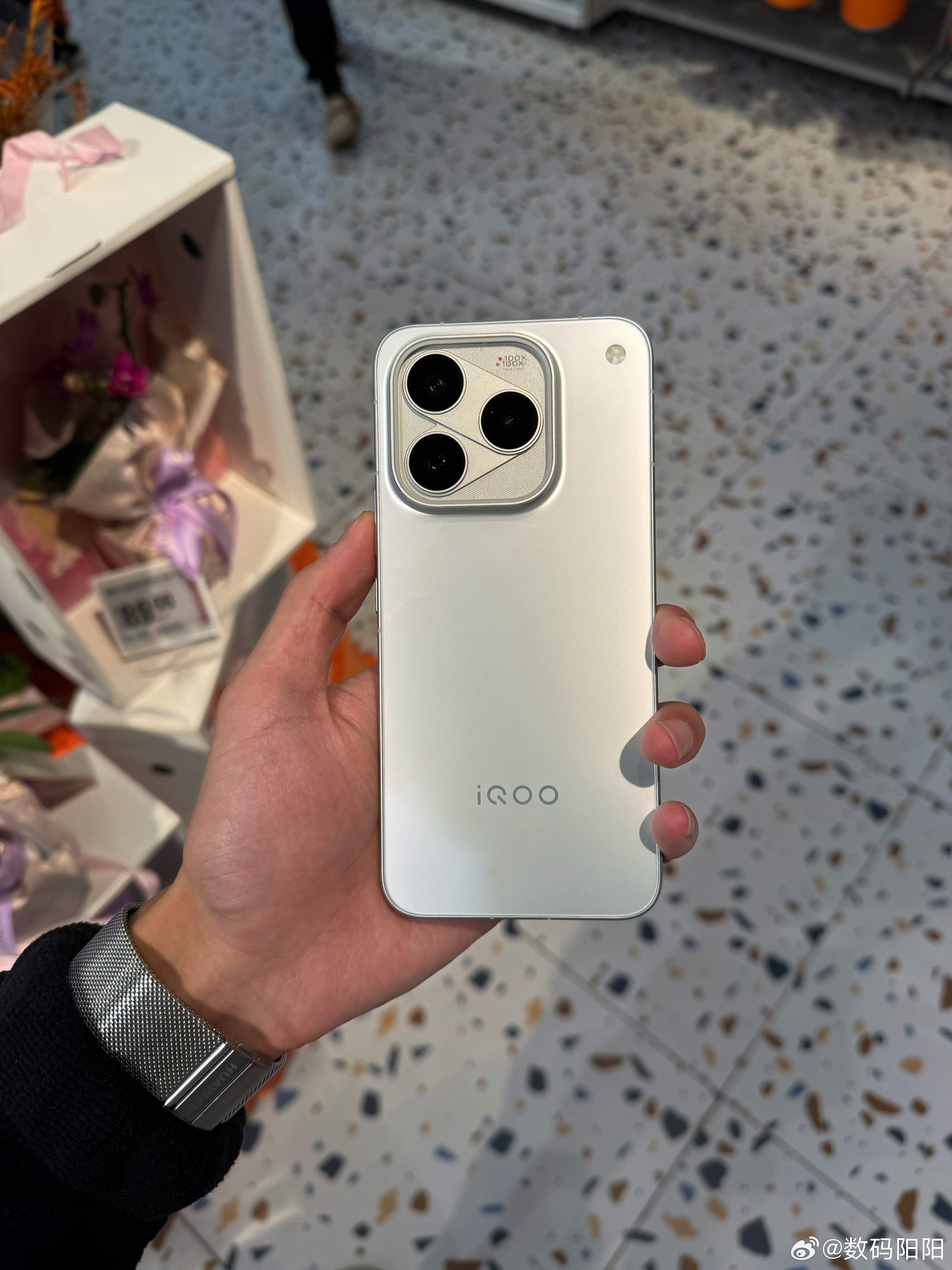 iQOO16 都2026年了，没想到还有能让我眼前一亮的手机，iQOO16设计真