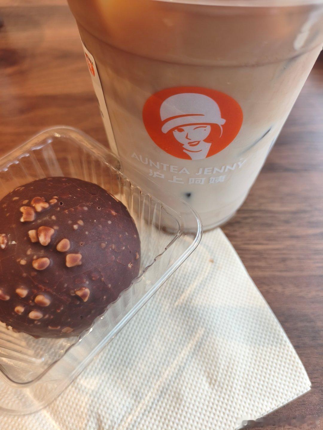 古茗的小黄油美式比瑞幸的好喝，到了一定的年纪喝饮料就不会选择加糖的了 ​​​