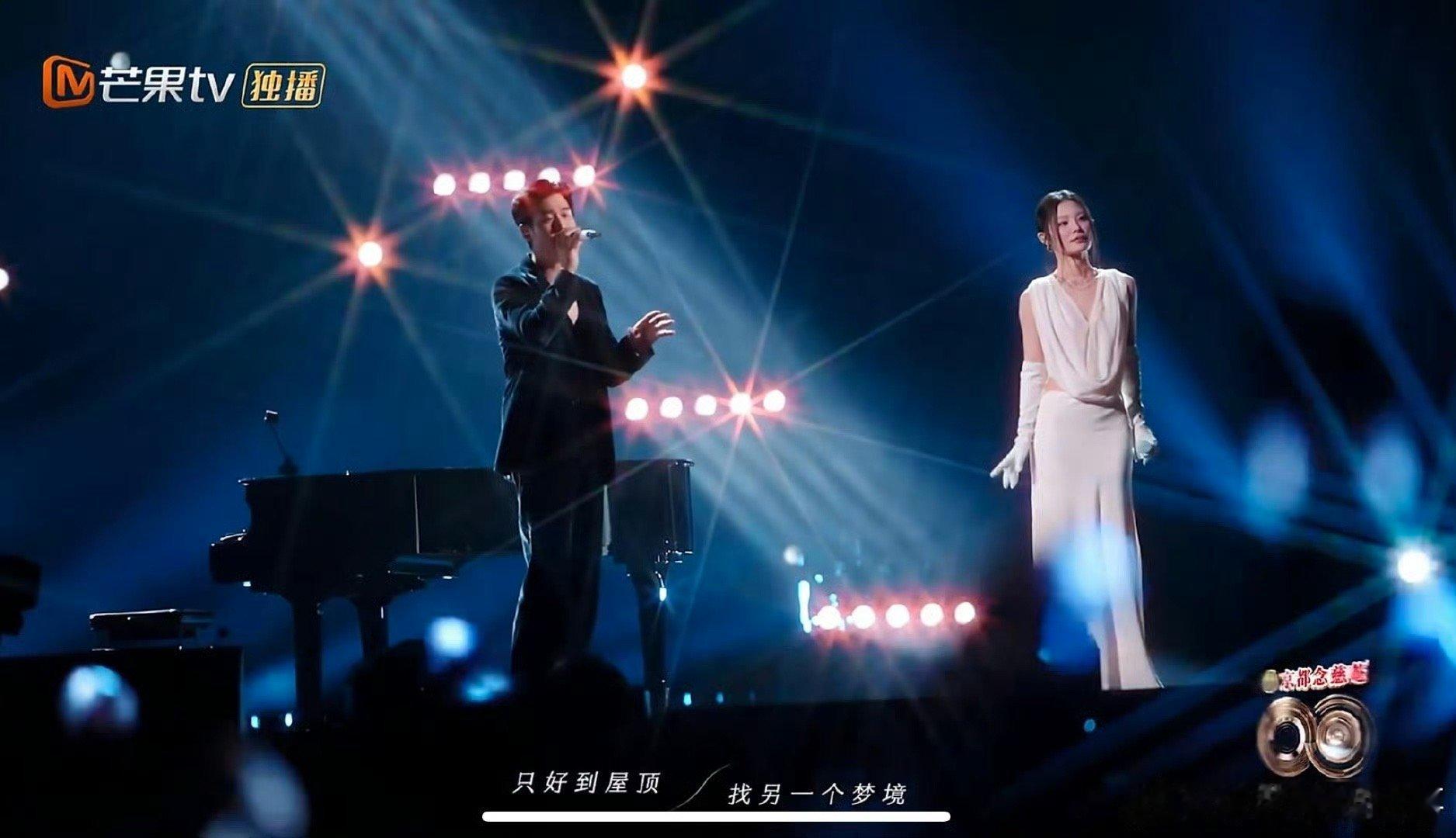 周兴哲姚晓棠的屋顶上男帅女美 在姚晓棠的歌声里登上《屋顶》，感受那份清澈而真挚的