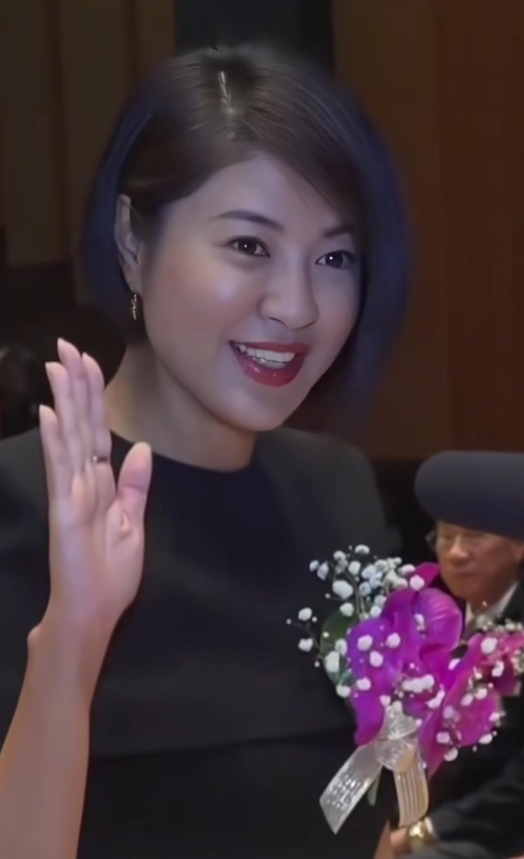 南投县许淑华献唱《甜蜜蜜》，人美歌甜，有着最美县长称号。她也是南投县最受欢迎的县