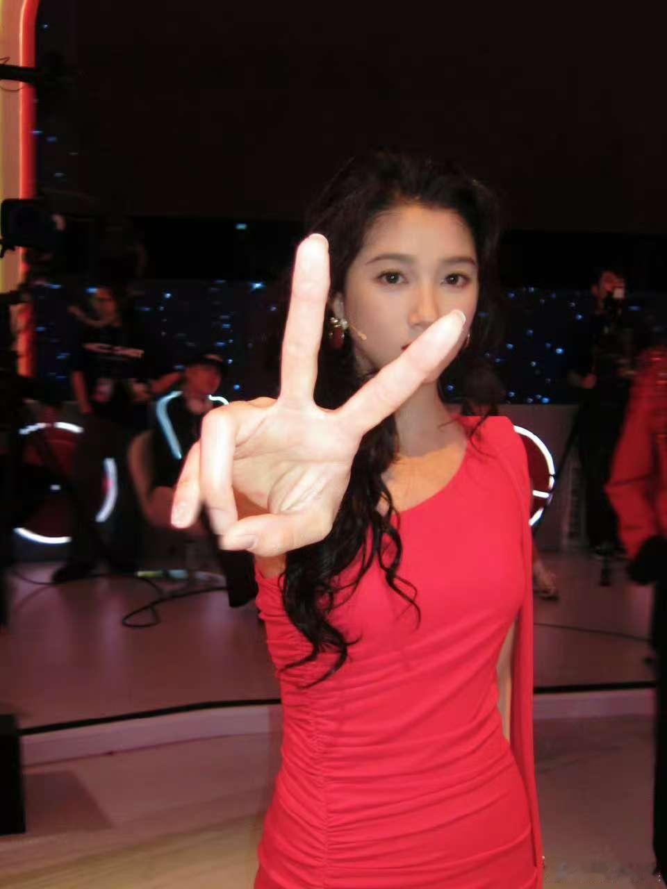 关晓彤王晓花已上线关晓彤卷发红裙造型关晓彤卷发红裙造型，王晓花已上线，[晕][晕