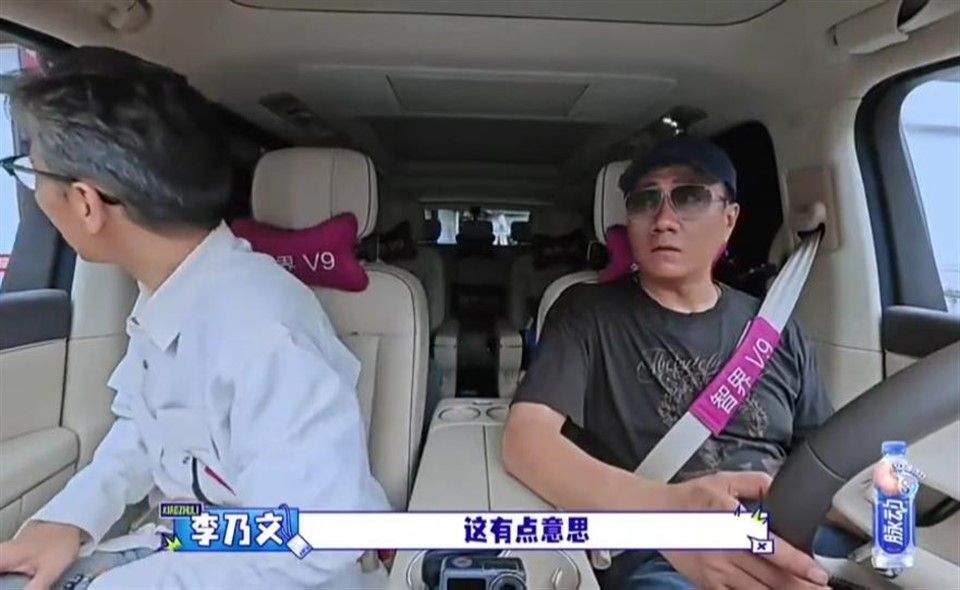 穆祉丞给胡军李乃文送健康养生礼，中老年人必备，两人都很满意