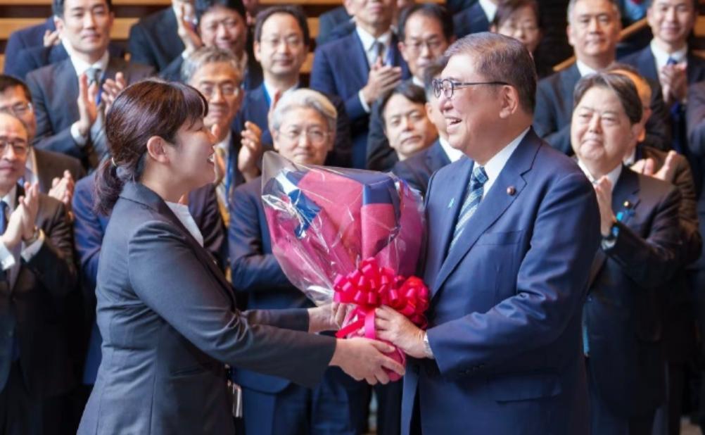 肉眼可见的开心，日本首相这个职业看来确实不是人干的，能全身而退，石破显然是长嘘了
