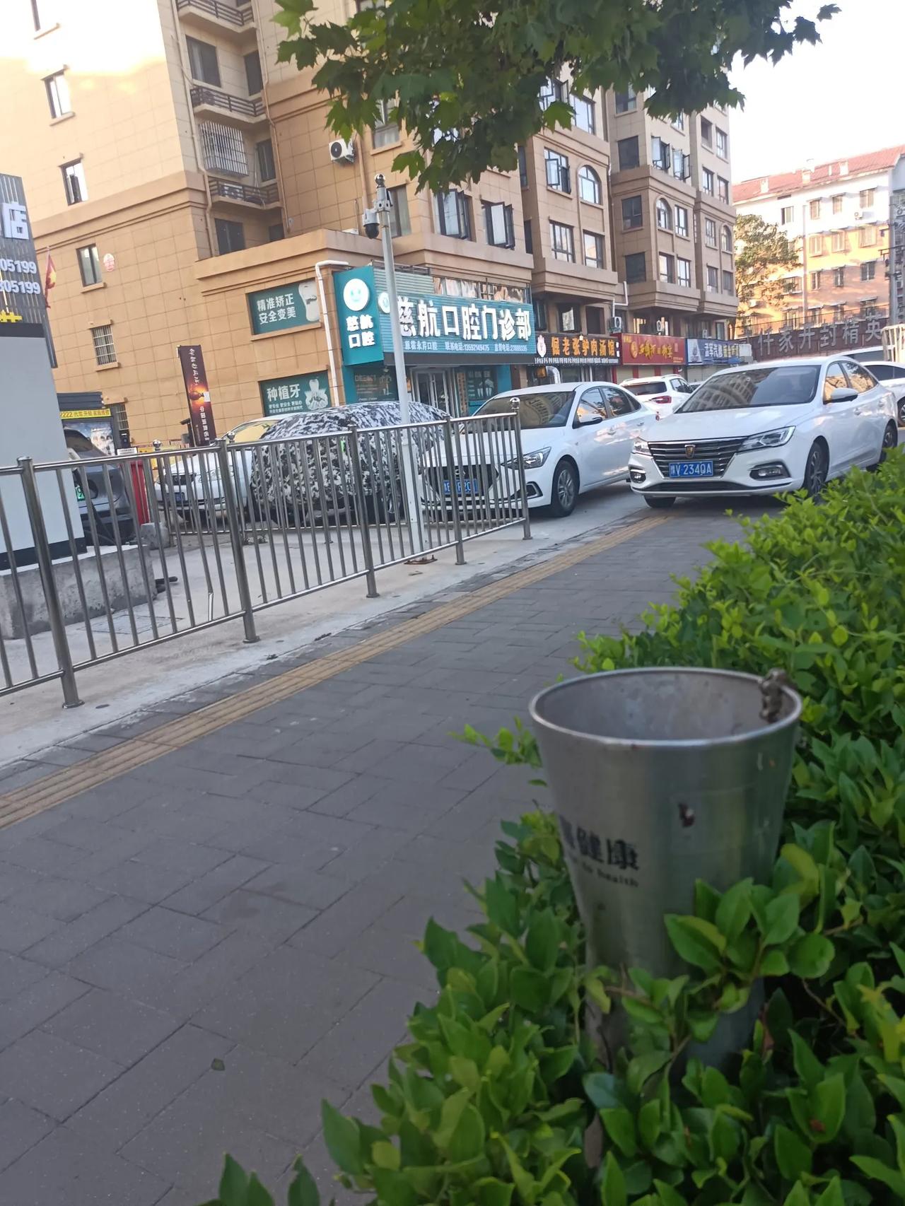 坐在门口
一个小时
一共出去十五个人
回来三个人
小城市的人安逸
城市在堕落