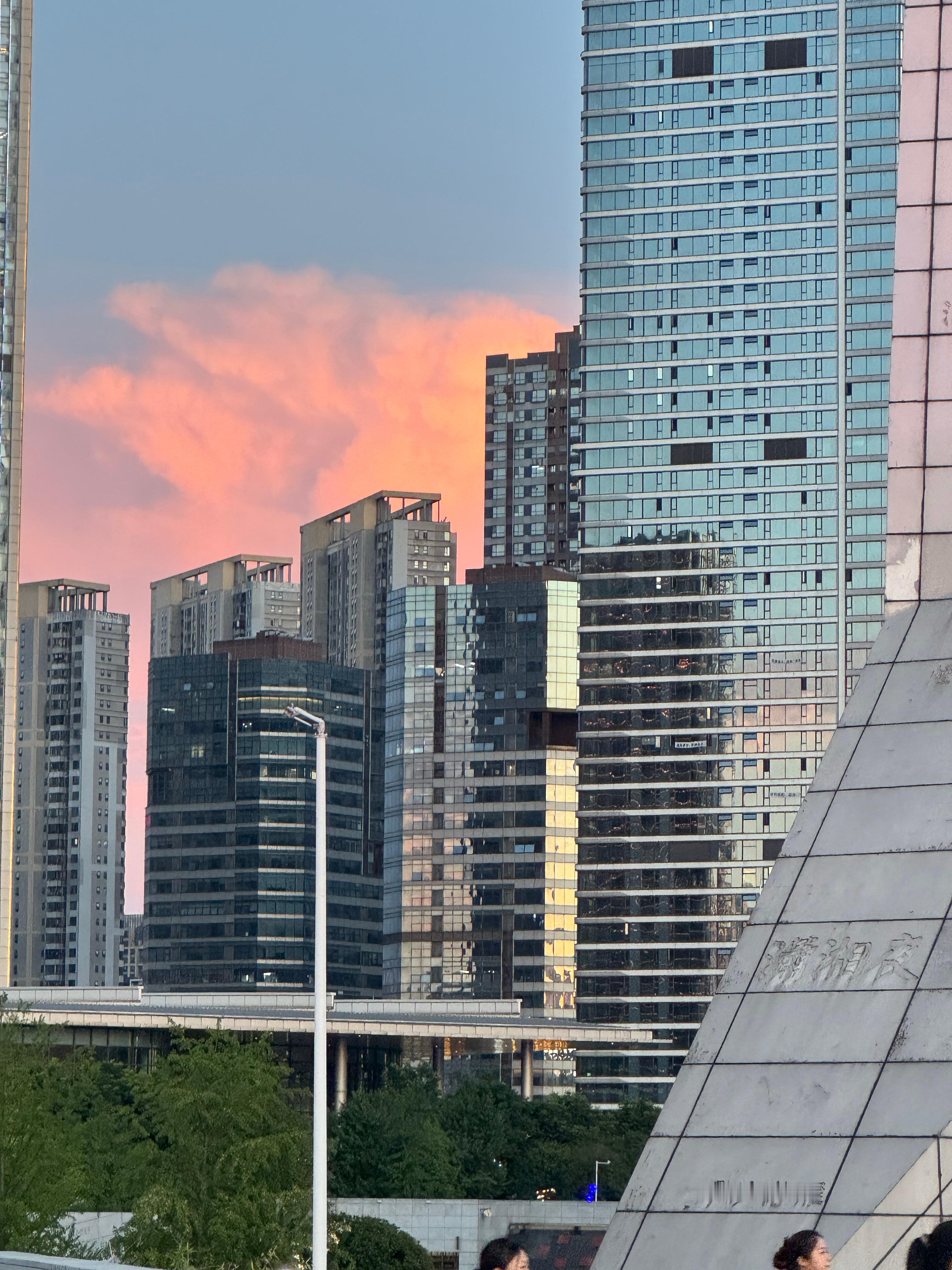 刷到今天有火烧云 特意带小朋友来北辰看 想着空旷一点结果还是热得不行 赶快找了一