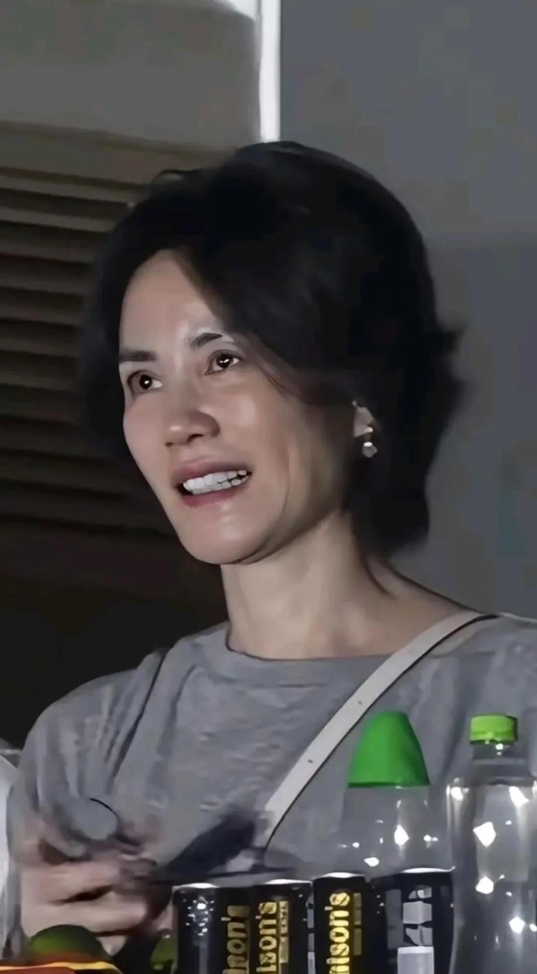 那英演唱会众多明星中王菲很有特色，气质真的很独特，尤其是在春晚独唱，眼前一亮的感