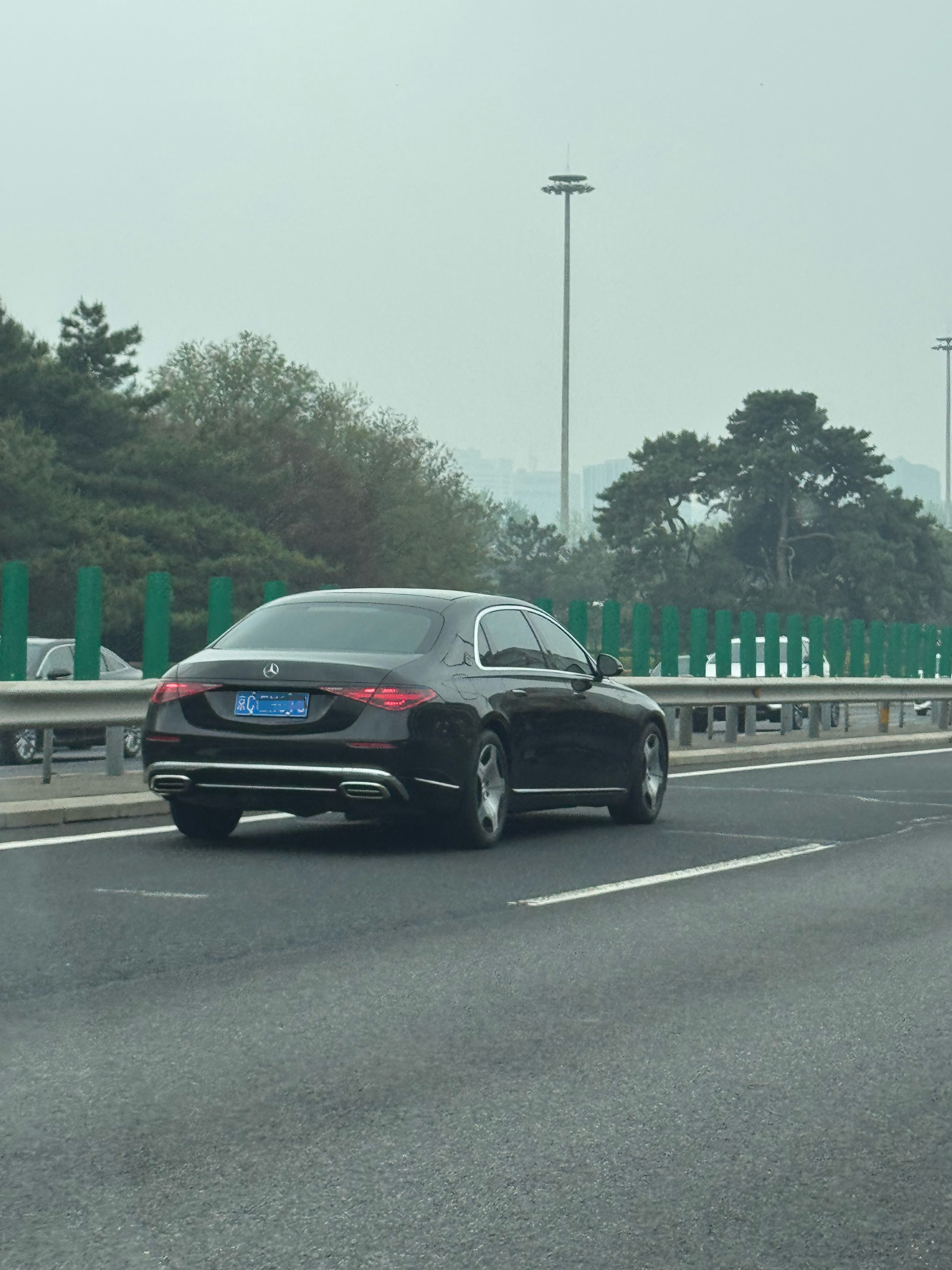 哥们这个 无痕暗黑 迈巴赫logo 真的帅！李楠说道李楠说道汽车笔记奔驰大v聊车