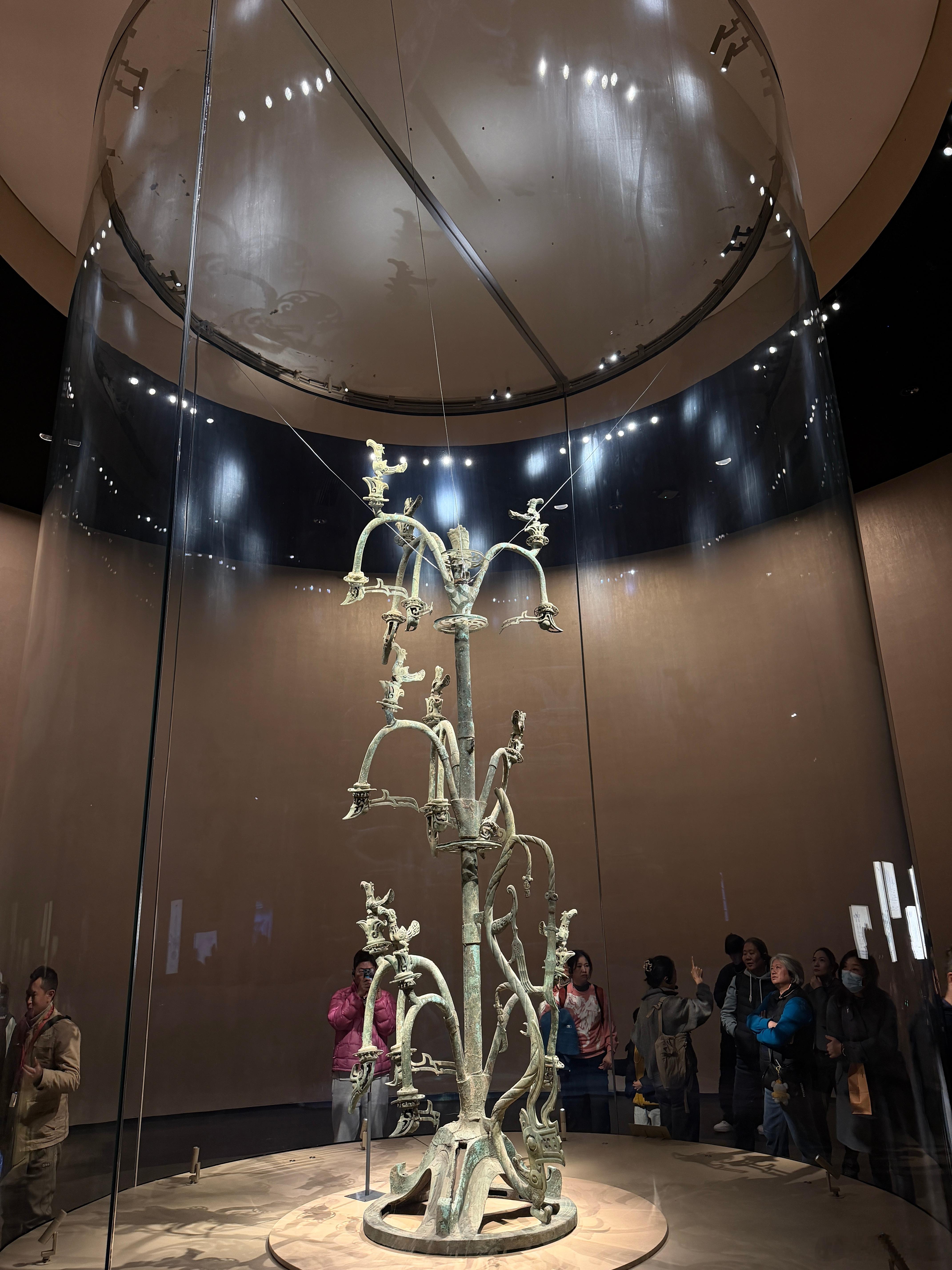 好大的青铜神树，我记得我高中时候看过一个盗墓的小说，里面说啥在青铜神树上有啥幻觉