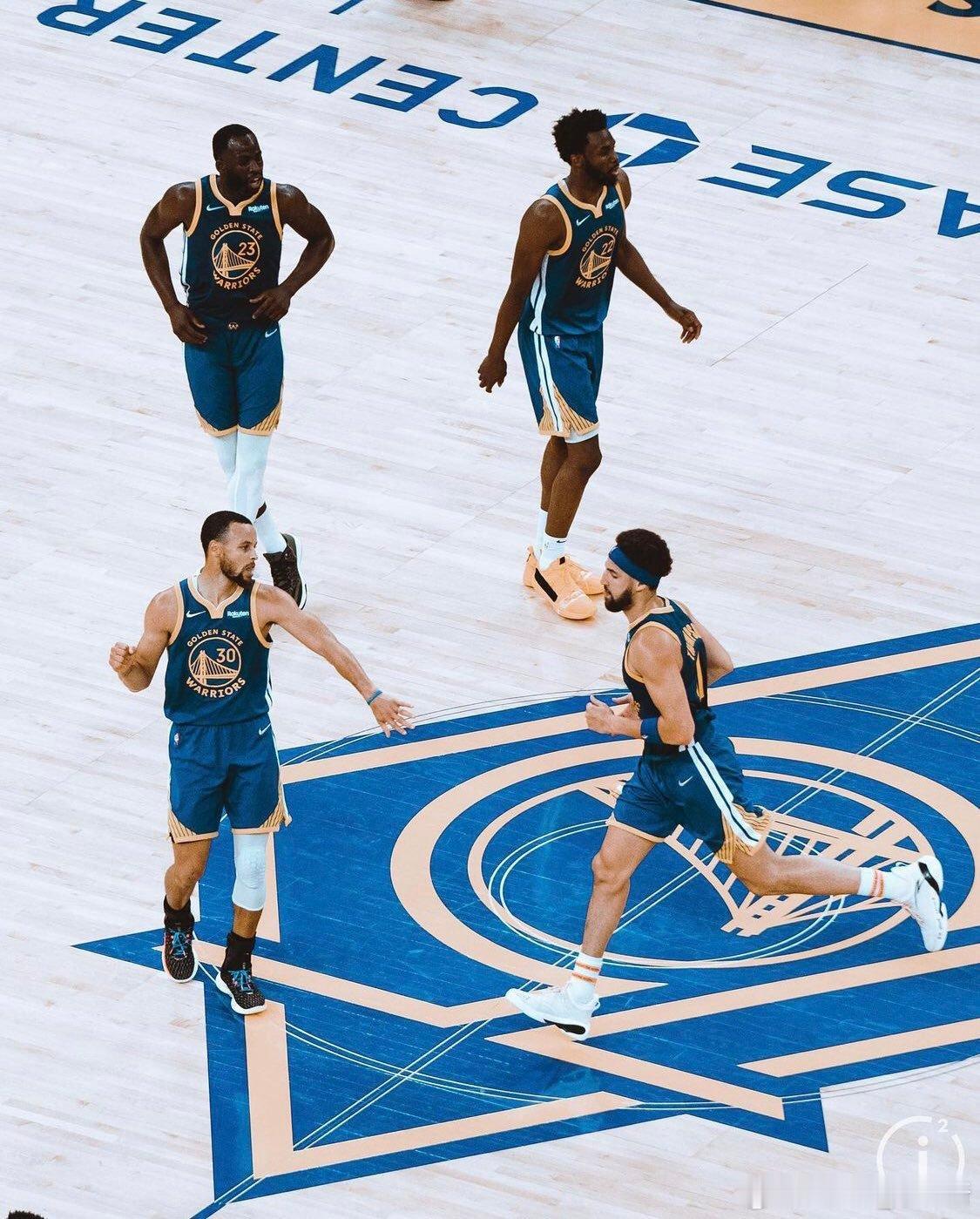 据名记Shams与队记Anthony Slater联合报道：勇士正为在自由球员市