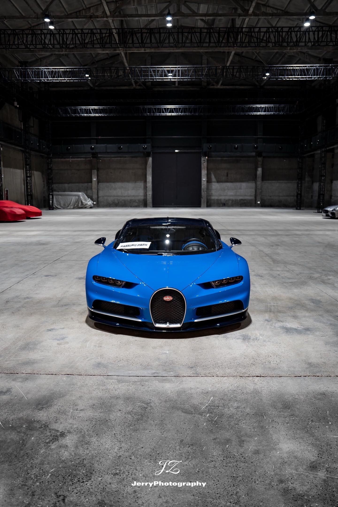 Bugatti Chiron.仓库里停着一台蓝碳的Chiron！！！