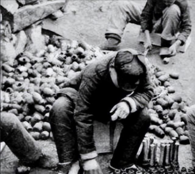 1944年，八路军兵工厂因为缺黄铜，无法生产子弹，一个农民知道后，便来到根据地，