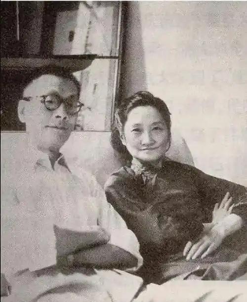 1965年，陆小曼在上海去世。她一生无儿无女，弥留时告诉好友赵清阁，自己想和徐志