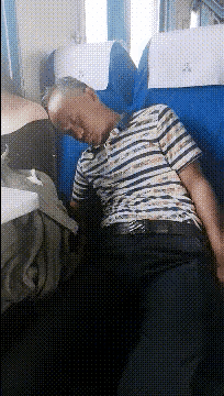 好尴尬啊
小姐姐已经算好的了
换一般人早就说你非礼了[尬笑]