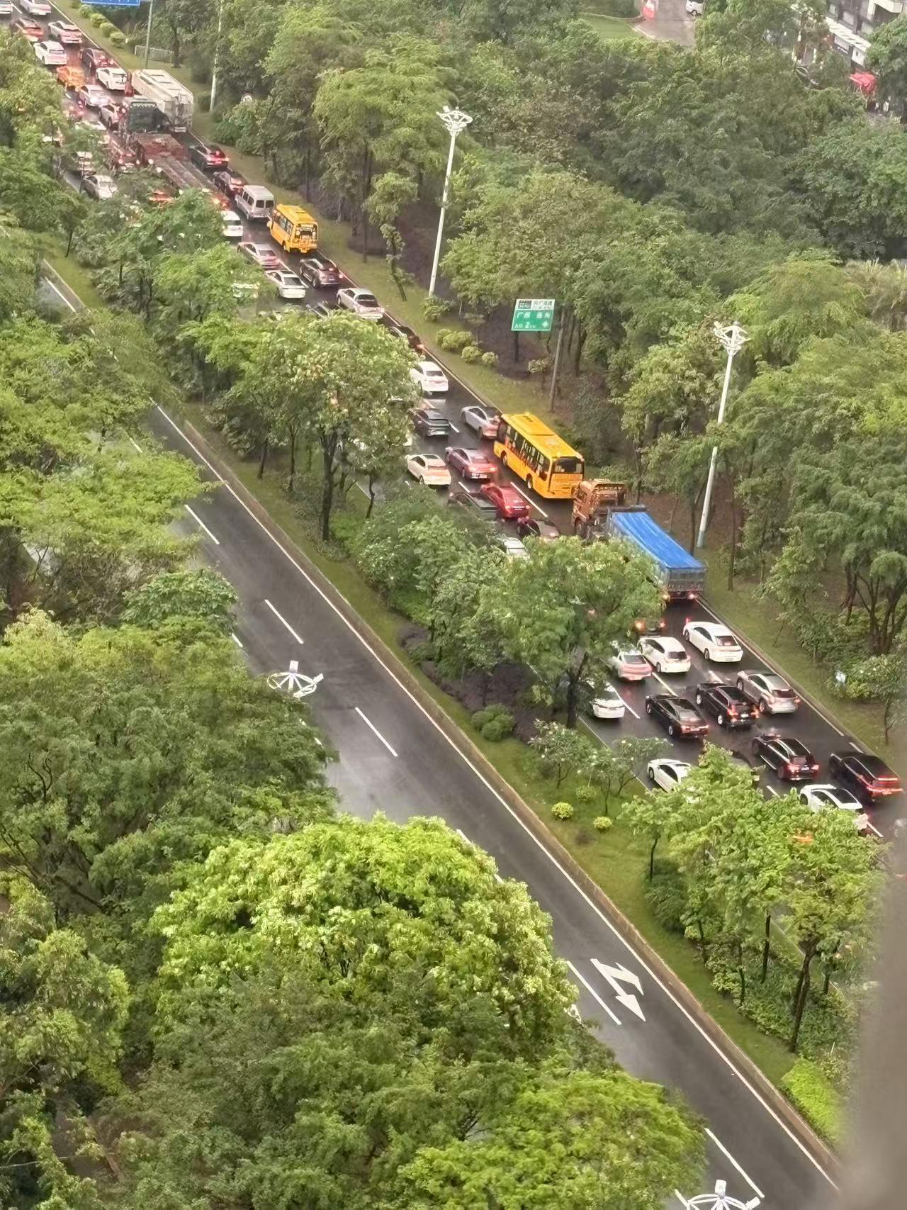 4月23日早上清远遭到暴雨袭击！雨势又大又猛，出乎很多人的预料，正好赶上上下班高