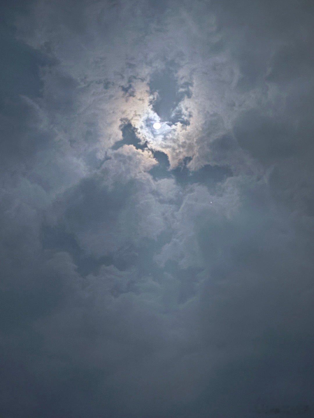 皓月当空，月朗星稀 