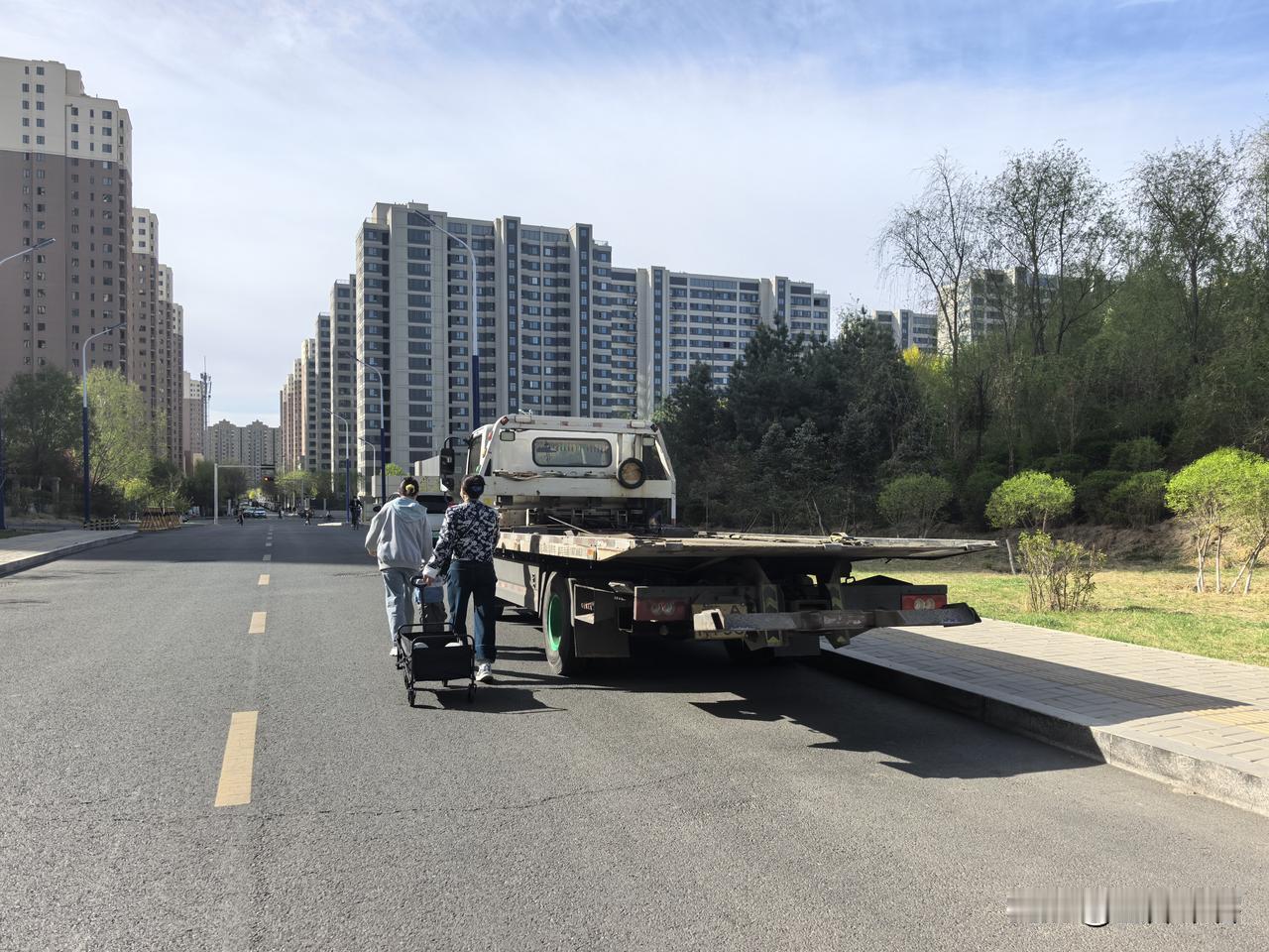 早晨上班听俩人打招呼唠嗑：“你咋来滴？”“打车”“咋不开车啦？”“贴条贴的不行”