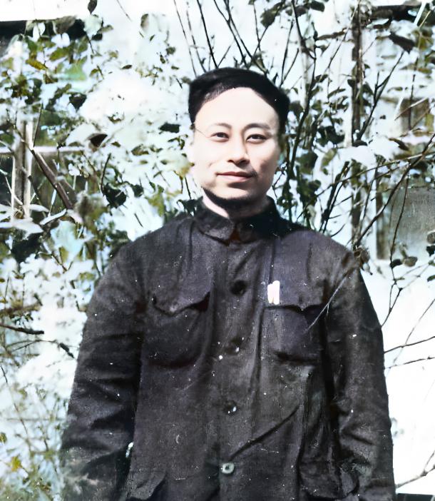 六岁小男孩指着电视问妈妈：电视里说的于敏是谁呀？他好厉害呀！[无辜笑]

孙玉芹