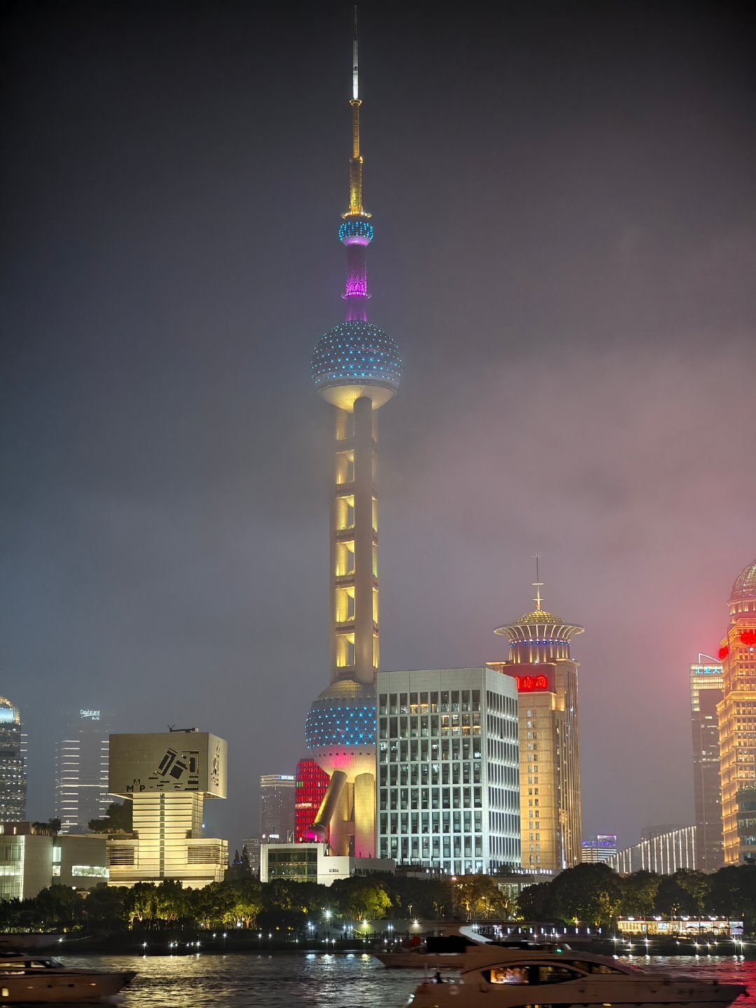 上次去上海外滩拍的一些夜景，早知道借个 X100 Ultra 了，这样的话出片应