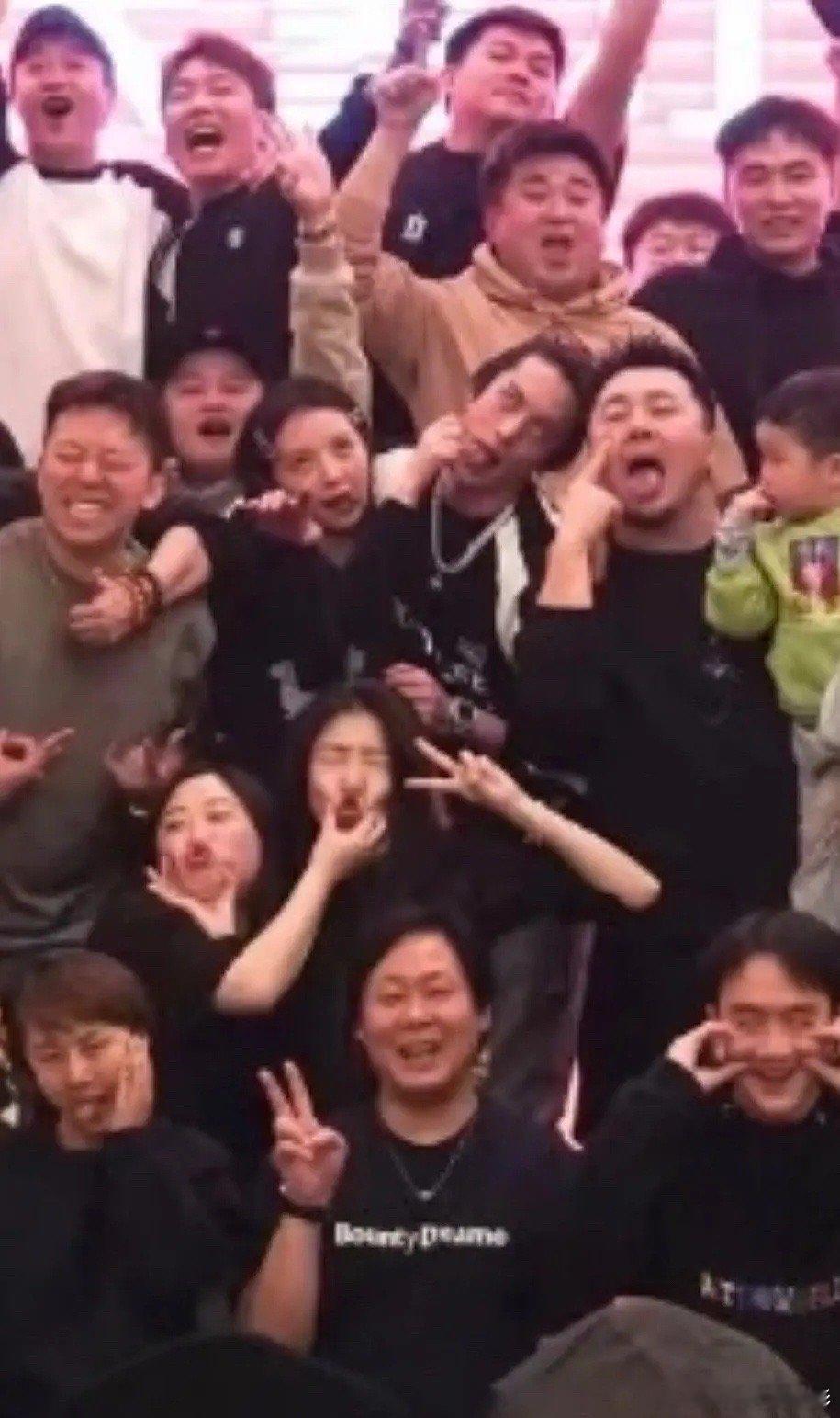 王鹤棣和田曦薇杀青的捏脸杀，陈小纭也在现场[允悲] ​​​