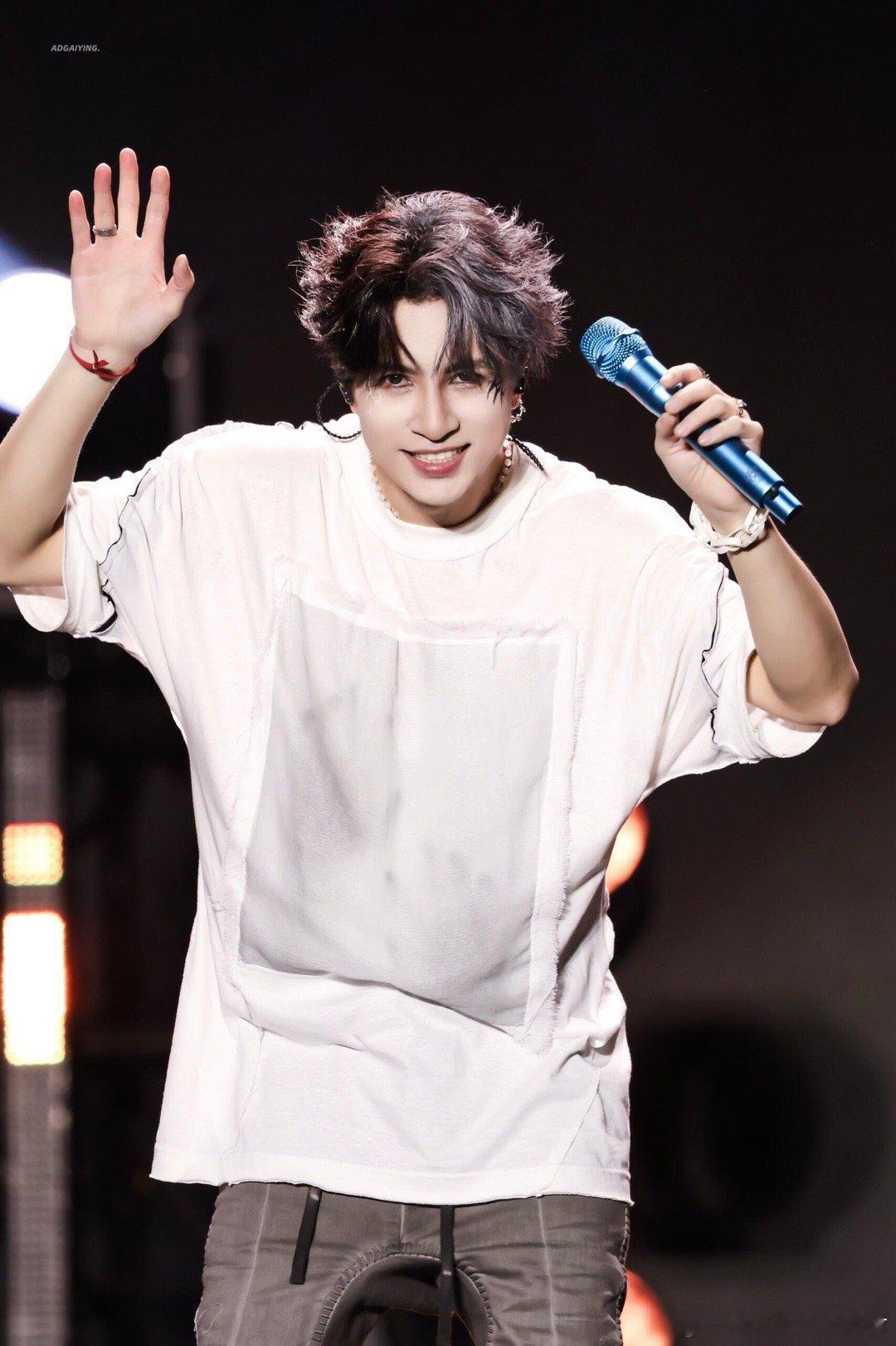 周深薛之谦动作比语言先疯了 两票之差压力给到评委席！看周深薛之谦慌得手脚并用、满